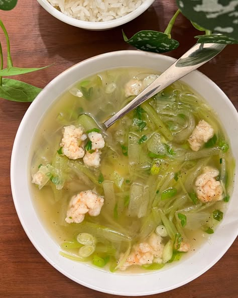 Vietnamese Opo Squash Soup, Vietnamese Cuisine Recipes, Vietnamese Rice Dishes, Vietnamese Family Meals, Authentic Vietnamese Food, Canh Recipes, Vietnamese Recipes Soup, Vietnamese Fish Recipes, Healthy Vietnamese Food