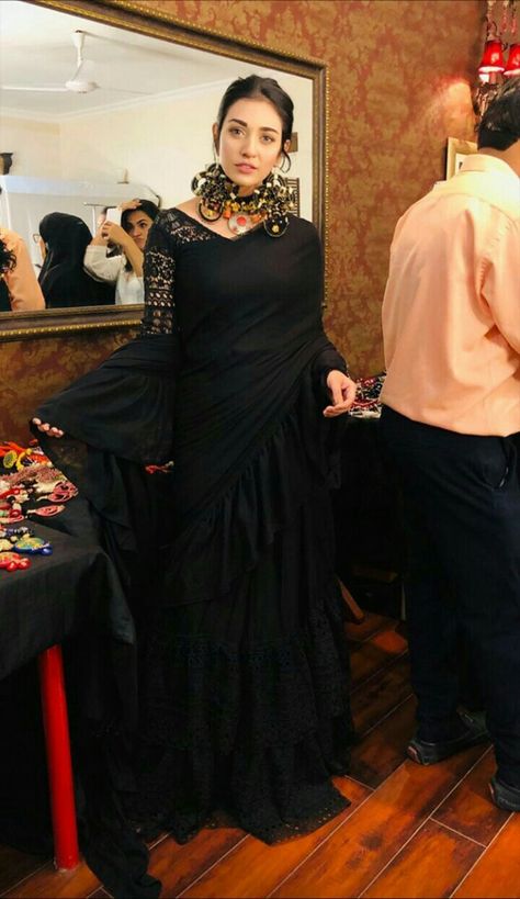 Black for the black beauty🌸 #sarah khan Sarah Khan, Saree Trends, Pakistani Bridal Wear, Ethnic Dress, Pakistani Actress, Pakistani Bridal, Girls Dpz, Saree Styles, Black Beauty