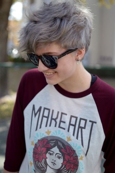 20 Cute Tomboy Style Outfits for Teenage Girls This Season Dark Grey Hair Color, Dark Grey Hair, Curly Pixie Hairstyles, Short Curly Pixie, Androgynous Hair, Short Pixie Haircuts, Grey Hair Color, Short Pixie Cut, Short Pixie