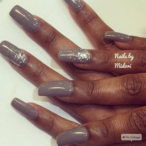 Lovely grey nails by Midori. Winter Nails 2023 Trends Gel, Nail Art With Silver, Slate Nails, Winter Nails 2023, Black To Silver Ombre, Nails 2023 Trends, Grey Nail Art, Grey Nail, Grey Nails