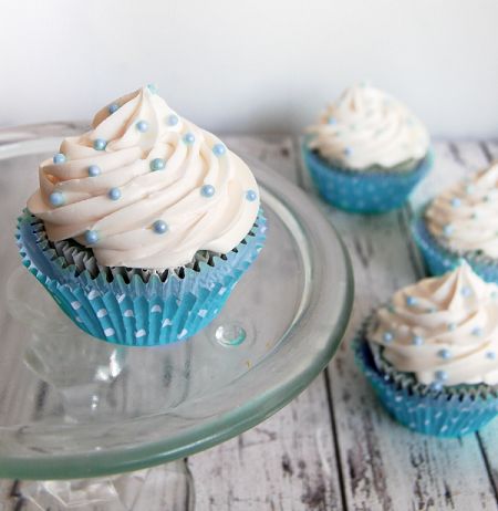 It's A Boy! Blue and white themed cupcakes for baby shower Easy Vanilla Buttercream Frosting, Vanilla Buttercream Frosting Recipe, Blue Velvet Cupcakes, Simple Baby Shower Cake, Frost Cupcakes, Deco Cupcake, Ideas Cupcakes, Dessert Original, Torte Cupcake