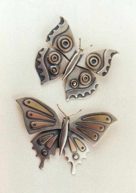 Brooch/Pendant | Ahlene Welsh. "Butterflies". Sterling silver and 14k gold Riveting Jewelry Ideas, Rivet Jewelry, Metal Embossing, Boat Building Plans, Metalsmithing Jewelry, Soldering Jewelry, Metal Clay Jewelry, Precious Metal Clay, Mixed Metal Jewelry