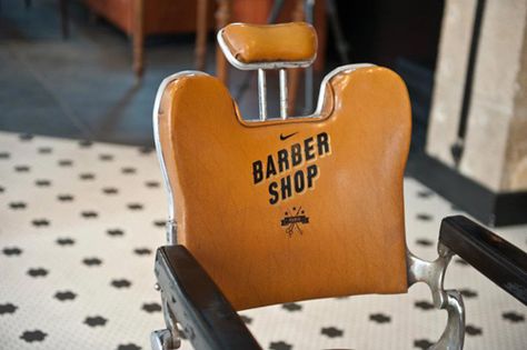 Retro Barber Shop Interior, European Barber Shop, 90s Barber Shop, Old Fashion Barber Shop, Old School Barber Shop, Industrial Steampunk, American Crew, Barber Shop, Retail Design