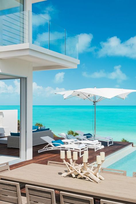 Modern Beach House Exterior Ocean Views, Dream Beach Houses The Ocean, Beach Houses Exterior, Modern Beach House Exterior, Hawaiian Kitchen, Beach House Decor Living Room, Beach Front House, Tropical Homes, Ideas Terraza