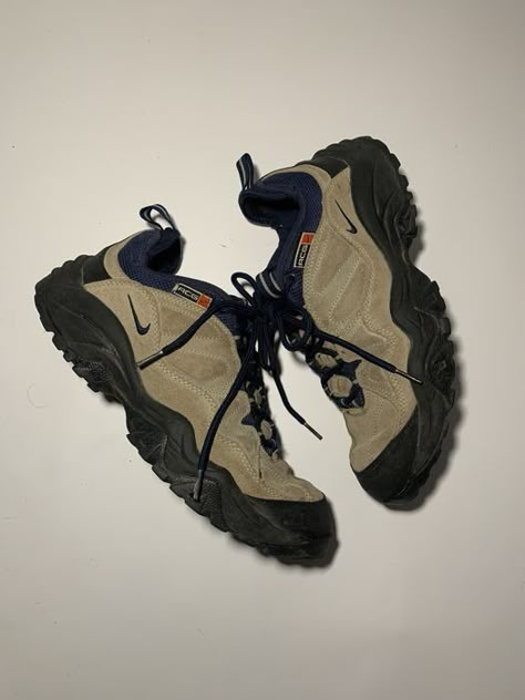 Nike ACG Hiking Boots Shoes Brown Black Sneakers Hiking Shoes Aesthetic, Nike Winter Shoes, Nike Hiking Shoes, Hiking Shoes Outfit, Nike Walking Shoes, Gorpcore Shoes, Vintage Nike Shoes, Forces Outfit, Nike Acg Boots