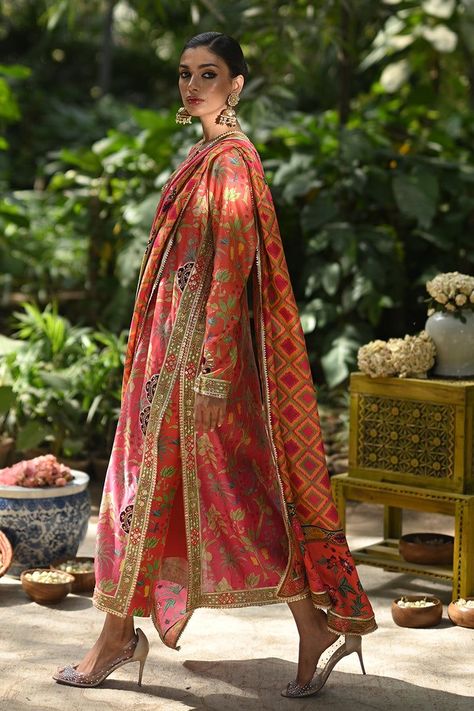 Grand Indian Dresses, Sania Maskatiya Formal, Pakistani Dholki Outfit, Dupatta Aesthetic, Pakistani Casual Wear, Latest Pakistani Fashion, Silk Formal Dress, Sania Maskatiya, Chic Prom Dresses