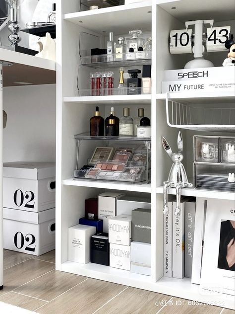 Minimalist desk with makeup storage and white decor Makeup Shelf Ideas, Desk With Makeup, Katie Rose, Minimalist Desk, Desk Inspo, Kitchen Home Decor, Dream House Rooms, Home Decor Living Room, Pretty Room