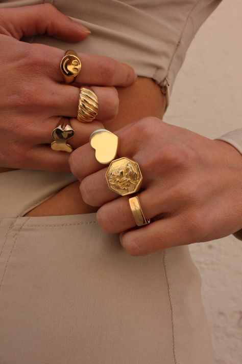 Anillos aesthetic mujer Gold Brass Fine Jewelry Rings, Acssesories Aesthetic, Bohemian Gold Plated Gold Rings, Luxury Gold Brass Rings, Chunky Rings Gold Stones, Gold Shell Ring, Signet Rings Women, Jewelry Photography Styling, Gold Rings Fashion