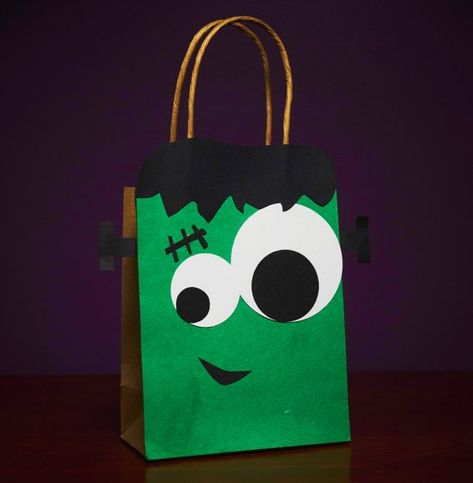 Set of 15 Party Favor Gift Bags / Goodie Bags / Treat Bags / Doggie Bags / Halloween Party / Monster Diy Halloween Goodie Bags, Kid Halloween Treat Bags, Halloween Bags Diy, Festa Hotel Transylvania, Halloween Paper Bags, Halloween Treat Bags Diy, 1st Grade Crafts, Halloween Theme Birthday, Doggie Bag