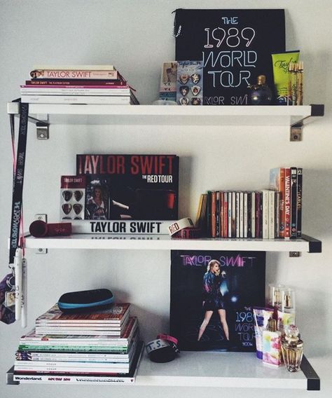 Teen Music Bedroom, Taylor Swift Discography, Taylor Swfit, Music Bedroom, Beachy Bedroom, Music Corner, Music Room Decor, Estilo Taylor Swift, Cute Room Ideas