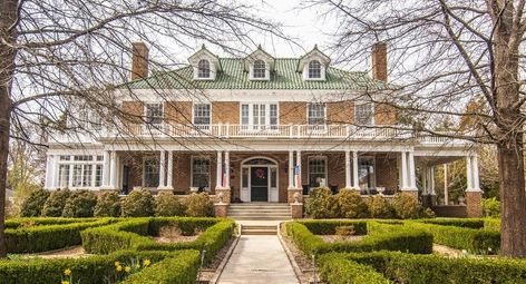 Colonial Revival House Exterior, Colonial Revival House, Southern Colonial, Colonial Mansion, Modern Colonial, Colonial Revival, Grand Homes, Historic Places, Old House Dreams