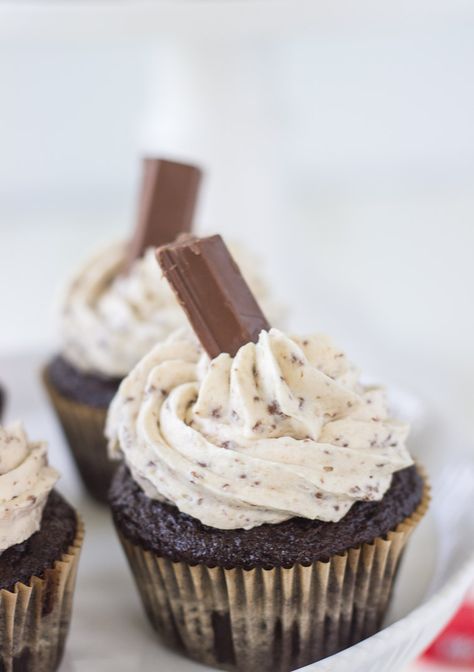 A moist chocolate cupcake with a whipped kit kat buttercream makes these Kit Kat Cupcakes a great Halloween recipe. Kit Kat Cupcakes, Chocolate Cupcakes Moist, Salty Cake, Halloween Desserts, Yummy Cupcakes, Cake Frosting, Kit Kat, Savoury Cake, Chocolate Cupcakes