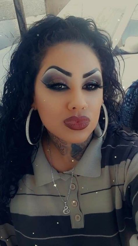 Chola Style Makeup, Chicano Makeup, Chola Makeup Latina, Chola Hairstyle, Chola Party, Chicana Makeup, Chola Outfit, Makeup Blue Eyeshadow, Chola Makeup