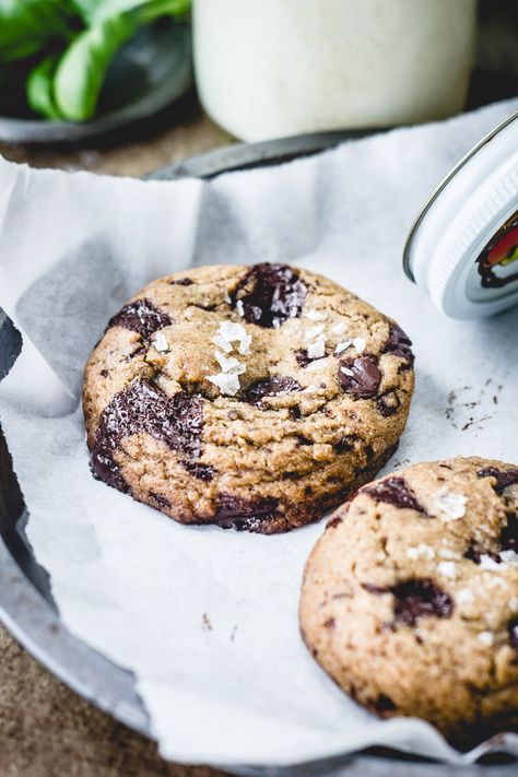 Best Ever Chocolate Chip Cookies // Soft + chewy middle, loads of molten chocolate shards, crisp edges and a flavourful cookie dough base. Perfection. Best Ever Chocolate Chip Cookies, Salted Chocolate Chip Cookies, Infused Butter, Molten Chocolate, Salted Chocolate, Soft Cookie, Yummy Eats, Sweet Stuff, Sweets Treats