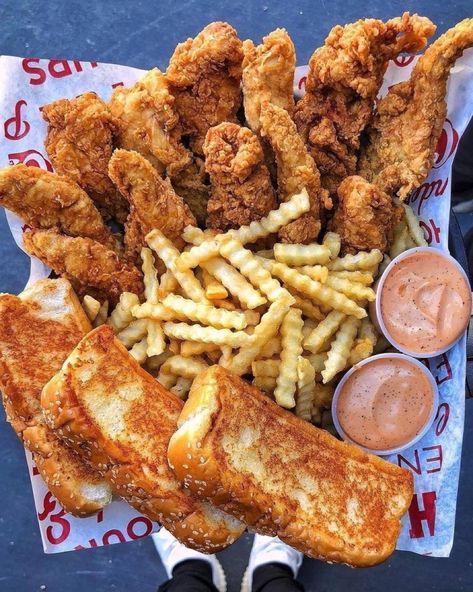 Raising Canes Food, Raising Canes, Best Fast Food, Soul Food Dinner, Food Babe, Delicacy Food, Food Therapy, Yummy Comfort Food, Delicious Snacks Recipes