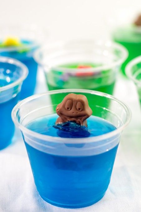 Frog in a Pond Kids Fingerfood Party, Frog Jelly, Frog In A Pond, Childrens Party Food, Kids Cooking Party, Chocolate Frogs, Party Essen, Frog Birthday, Cake Stall