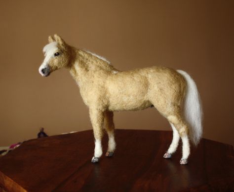 palomino-horse « Minzoo Needle Felting Needlefelt Ideas, Felted Horse, Wool Toys, Feel Deeply, Diy Barbie House, Palomino Horse, Needle Felting Diy, Hobby Horses, Needle Felting Tutorials