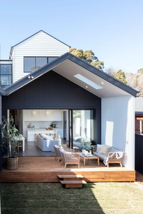 House Exterior Australian Cladding, James Hardie Weatherboard, Lodge Facade Design, Weatherboard Exterior Australia, Surfmist And Monument Exterior, James Hardy Cladding, Vertical Exterior Cladding, Surfmist Exterior Cladding, Black Beach House Exterior