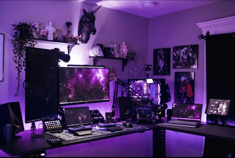 Games Room Inspiration, Gamer Bedroom, Purple Games, Gaming Desk Setup, Best Gaming Setup, Computer Gaming Room, Gamer Setup, Gamer Room Decor, Pc Gaming Setup