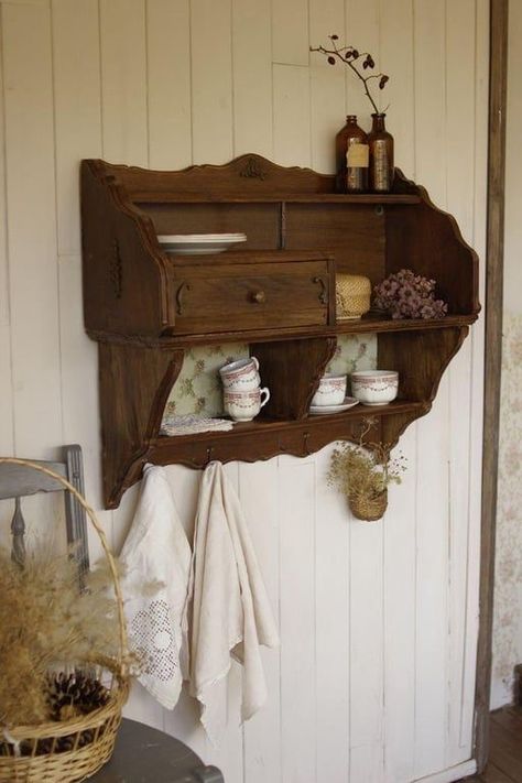 Vintage Bathroom Decor Ideas, Muebles Aesthetic, Roses Bedroom, Cottagecore Bathroom, Vintage Shelves, Cottagecore Home, Casa Country, Room Deco, Home Bathroom