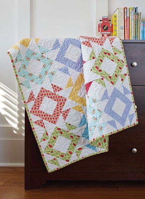 1930s Quilts, Quilts For Kids, Quilt Pattern Download, Baby Quilt Ideas, Baby Quilt Pattern, Triangle Quilts, Bonnie Hunter, Fat Quarter Quilt, Half Square Triangle Quilts