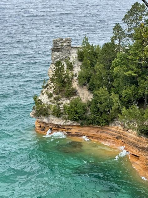 Michigan's Perfect Upper Peninsula Road Trip for 5-Days - A Couple Days Travel Upper Michigan, Upper Peninsula Michigan, Michigan Road Trip, Lake Living, Upper Peninsula, Lake Life, Green Bay, Van Life, Cool Places To Visit