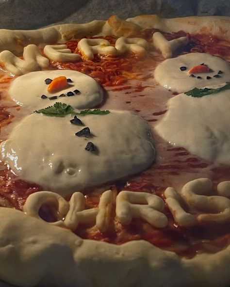 Christmas Sleepover Food, Christmas Pizza Party, Christmas Snacks Aesthetic, Christmas Core Aesthetic, Santa Christmas Nails, Christmas Baking Aesthetic, Gracie Abrams Hair, Hair Inspo Aesthetic, Nails New Year