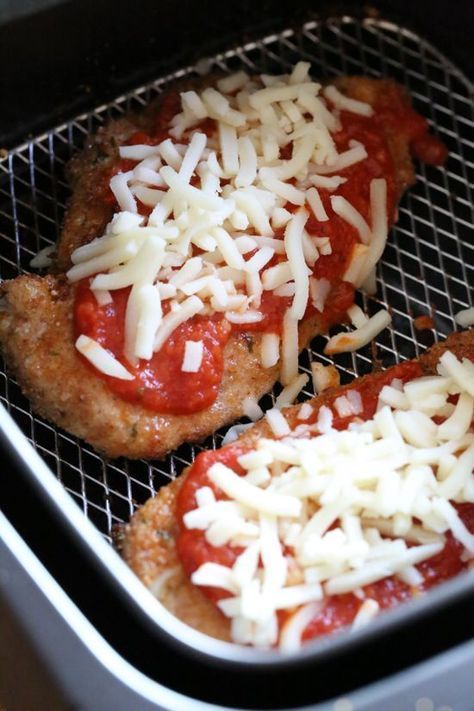 Chicken Parmesan comes out great in the Air Fryer, no need to use so much oil! Air Fryer Recipes Meals, Air Fryer Chicken Parmesan, Air Fryer Keto, Frying Recipes, Chicken Parmesan Recipe Easy, Chicken Parmesan Recipe Baked, Chicken Parmesan Recipe, Easy Chicken Parmesan, Air Fried Food