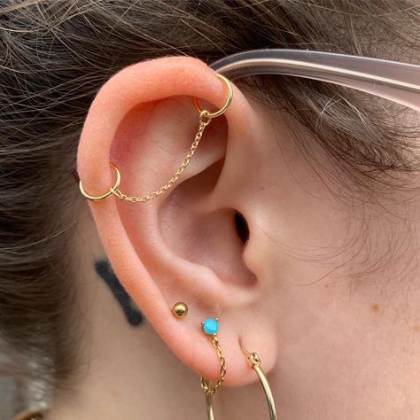 Dainty Gold Industrial Piercing, Gold Chain Industrial Piercing, Ear Piercings Chains, Piercing Chain Ear, Industrial Piercing Jewelry Chains, Industrial Piercing With Chain, Industrial Piercing Earrings, Cute Industrial Piercing Jewelry, Industrial Piercing Cute