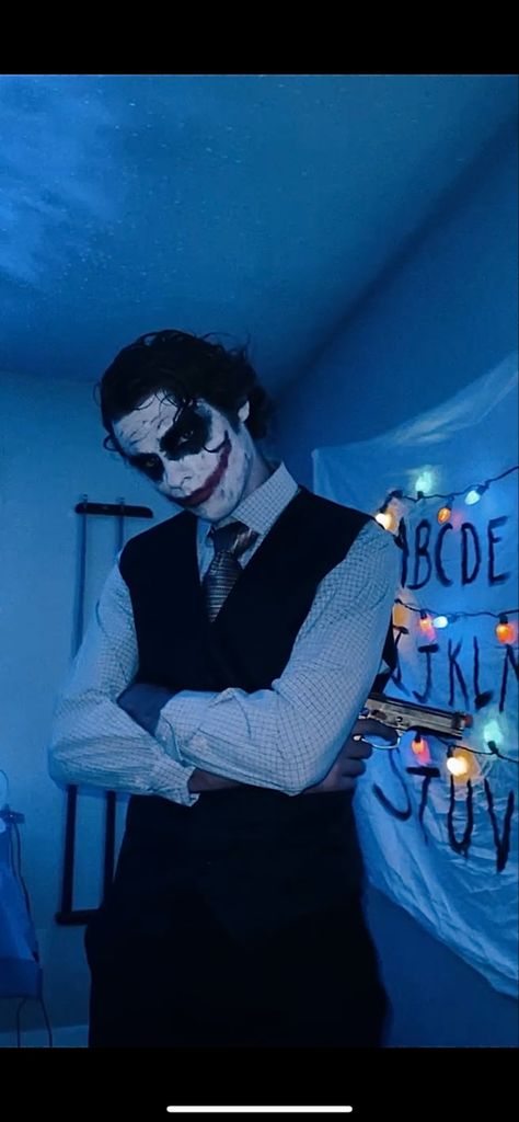 boyfriend halloween joker costume party harley quinn and joker Suicidesquad Dc Joker Costume, Man Joker Costume, Joker Makeup Look Men, Joker Costume Ideas For Men, The Joker Costume Men, Joker Outfit Men, Super Scary Halloween Costumes, Diy Joker Costume Male, Joker Make Up Men