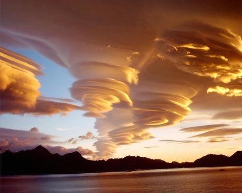 Super beautiful ventricular clouds over the Sandwich Islands South Georgia Island, Lenticular Clouds, Wild Weather, South Georgia, Fun Photos, Wallpaper Vintage, Gandalf, Natural Phenomena, Sky And Clouds