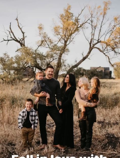 Fall Picture Outfits, Winter Family Pictures, Family Photo Outfits Winter, Fall Family Outfits, Family Maternity Pictures, Family Portrait Outfits, Family Photo Colors, Christmas Family Photoshoot, Winter Family Photos