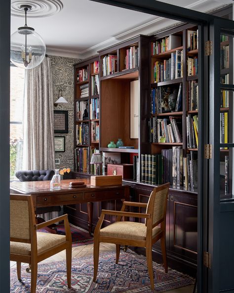 Tiny Library Room, Studio In Casa, Victorian Office, Victorian Interior Design, Library Inspiration, Victorian Interior, Modern Victorian, Home Libraries, Home Library