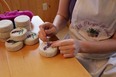 Felted Soap Designs, Christmas Soap Diy, Felting Soap, Felted Soap Tutorial, Soap Crystals, Felted Gifts, Lavender Sprigs, Felt Design, Felted Wool Slippers