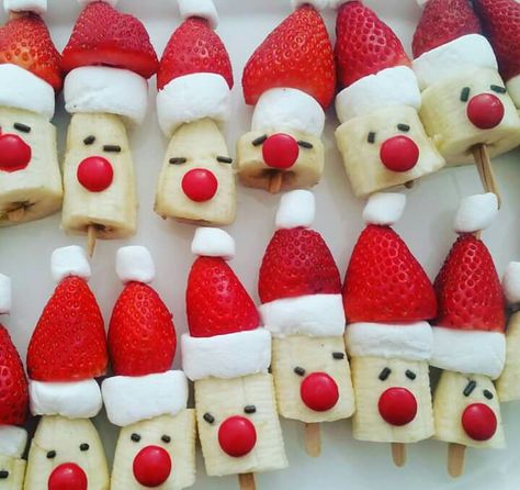 Santa bananas. My own little contribution to my board. Santa Bananas, Santa Hats Food, Santa Hats Fruit, Daycare Menu Ideas, Banana Christmas, Santa Snacks, Daycare Menu, Easy Christmas Treats, Christmas Pj