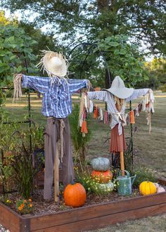 How to make garden scarecrows using thrifted clothes Lady Scarecrow, Garden Scarecrows, Garden Scarecrow, Make A Scarecrow, Scarecrows For Garden, Corn Maize, Diy Scarecrow, Diy Gingerbread, Thrifted Clothes