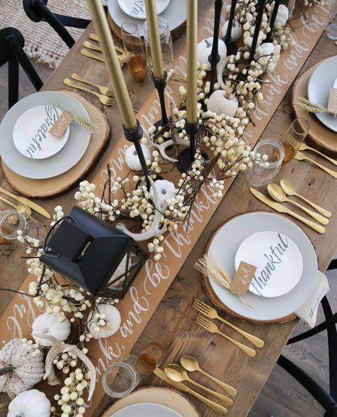 Elegant modern gold & black thanksgiving table setting decorations. Simple Modern Thanksgiving Tablescapes, Modern Farmhouse Thanksgiving Decor, Table Escapes Ideas, Modern Farmhouse Table Setting, Farmhouse Thanksgiving Decor, Thanksgiving Table Settings Rustic, Modern Thanksgiving Table Settings, Thanksgiving Table Settings Centerpieces, Farmhouse Thanksgiving Table