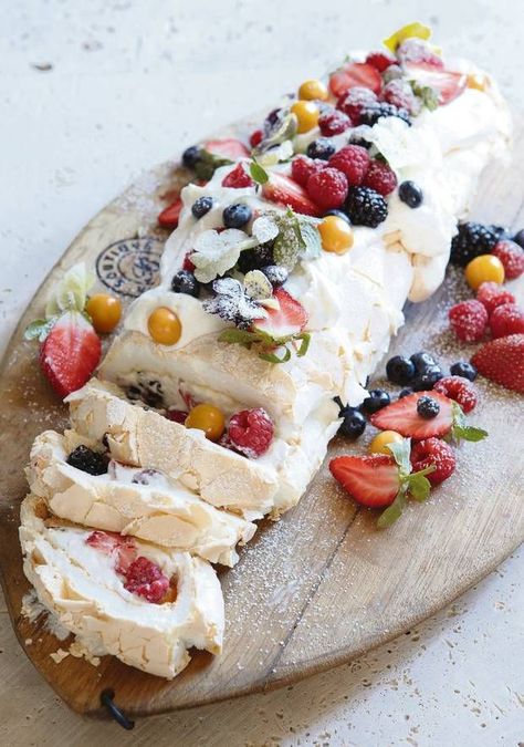 Rozanne Stevens' Baileys Meringue Roulade by independent.ie: "This is my mom's favourite dessert – a gorgeous confection of marshmallowy meringue, plenty of summer berries and whipped cream...I love adding a good splash of Baileys Irish Cream liqueur for a little sophistication." #Roulade #Meringue #Berries Meringue Roulade, Irish Cream Liqueur, Sweetened Whipped Cream, Dessert Aux Fruits, Gateaux Cake, Baileys Irish Cream, Summer Berries, Köstliche Desserts, Puddings