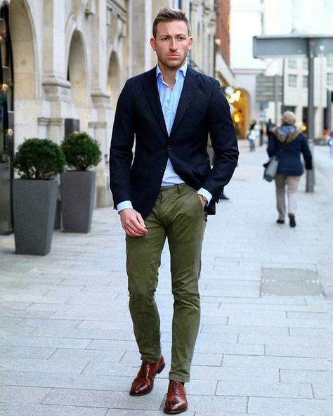 Chinos And Blazer Men, Green Chino Outfit Men, Chinos And Blazer, Clothes For Men Over 50, Chinos Men Outfit, Business Casual Attire For Men, Smart Casual Menswear, Mens Business Casual Outfits, Blazer Bleu