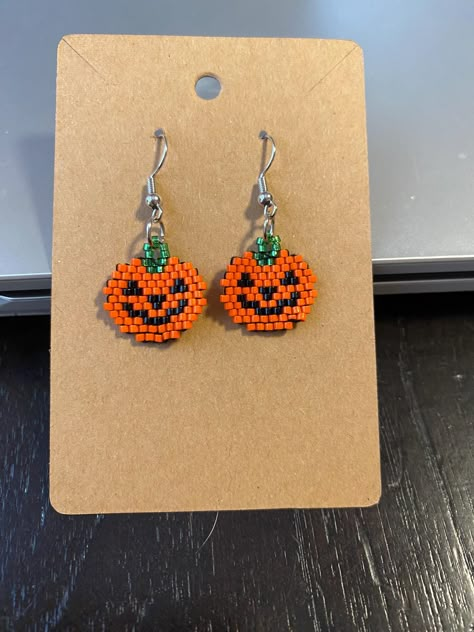 Beaded one bead at a time sewn together  to make a very cute pumpkin heads Pumpkin Earrings Diy, Pumpkin Beaded Earrings, Beaded Earring Designs, Beaded Pumpkin Earrings, Beaded Halloween Earrings, Beadwork Projects, Pearls Jewelry Diy, Beaded Pumpkin, Halloween Beaded Jewelry