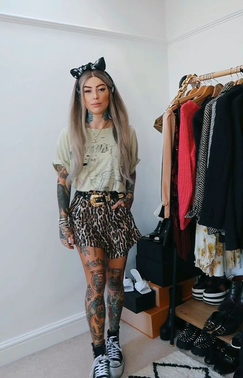 Tattooed Mom Style, Sammi Outfits, Tattooed Outfits, Sammi Jefcoate Outfits, Feminine Edgy Style, Chanel Coco Top Handle, Louisa Clark, Tattoo Outfit, Bottega Veneta Chain Pouch