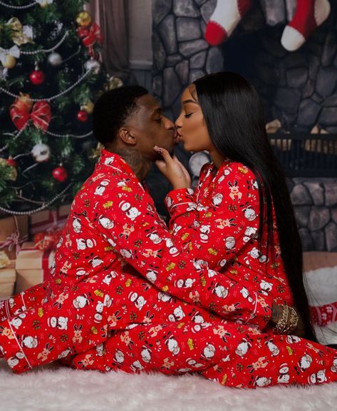 Matching Christmas Pajamas Couples, Girlfriends Photoshoot, Christmas Photoshoot Ideas, Christmas Photos Outfits, Christmas Couple Photos, Christmas Couple Pictures, Christmas Pictures Outfits, Christmas Poses, Christmas Family Photoshoot