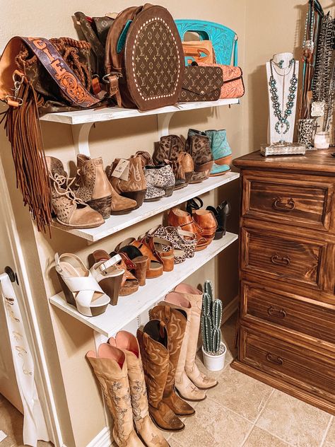 Room Ideas Aesthetic Western Boho, Country Girl Room Ideas, Western Closet Ideas, Beauty Room Closet, Western Room Ideas, Country Room, Western Room, Western Bedrooms, Cowgirl Room