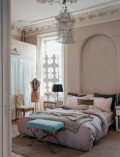 Romantic bedrooms inspiration Parisian Chic Apartment, Camera Shabby Chic, Chic Apartment Decor, Boho Ideas, Artist Bedroom, Feminine Bedroom, Apartment Chic, Woman Bedroom, Shabby Chic Bedrooms