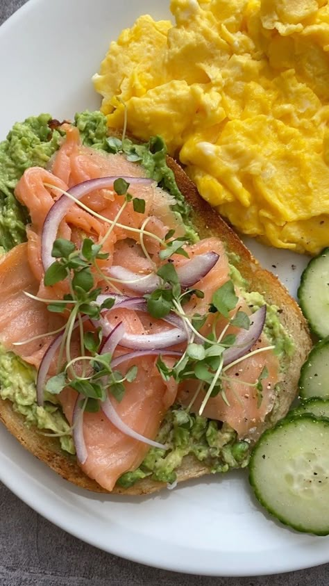 Saturday Lunch Ideas, Camille Core, Avocado Smoked Salmon, Cooking For Him, Fry Egg, Smoked Salmon And Eggs, Saturday Breakfast, Delicious Food Image, Green Breakfast