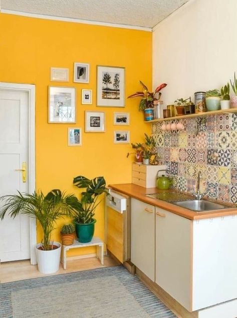 Bright Yellow Bedroom, Yellow Kitchen Walls, Interior Design History, Indian Room Decor, Indian Bedroom Decor, Colourful Living Room Decor, Art Deco Interior Design, Deco Studio, Kitchen Wall Colors