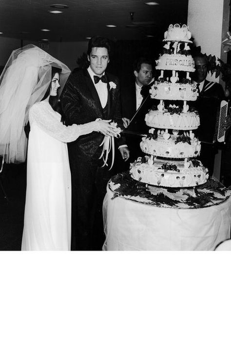 Elvis And Priscilla Wedding, Priscilla Presley Wedding, Priscilla Wedding, Elvis Wedding, Yellow Wedding Dress, Elvis Presley Family, Wedding Cake Photos, Iconic Weddings, Celebrity Wedding Dresses