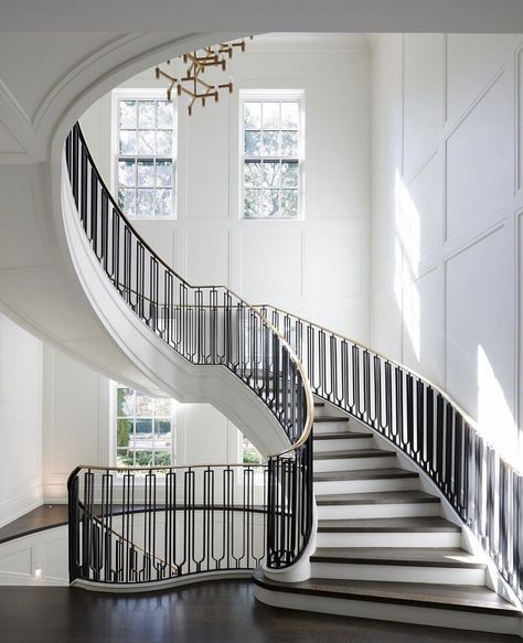 Luxury Houses Entrance, درج السلم, Staircase Interior Design, Luxury Staircase, Staircase Railing Design, Staircase Handrail, House Staircase, House Interior Design Styles, Stair Railing Design