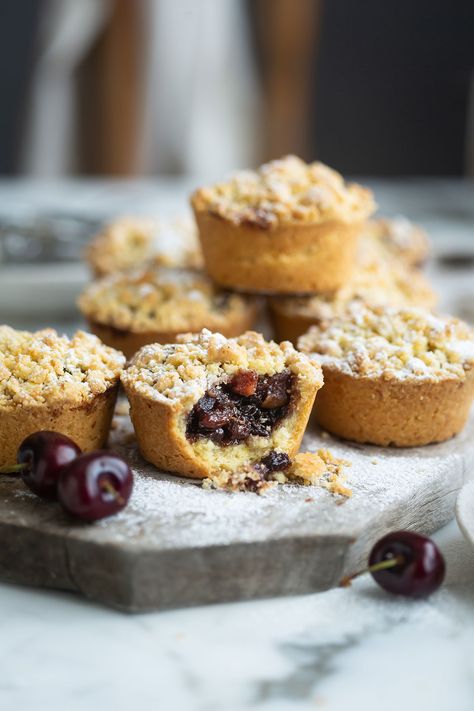 Shortbread Pastry, Mince Pies Recipe, Christmas Mince Pies, Fruit Mince Pies, Cinnamon Sticky Buns, Mince Pie Recipe, Mince Pies Christmas, Buttery Shortbread, Mince Pie