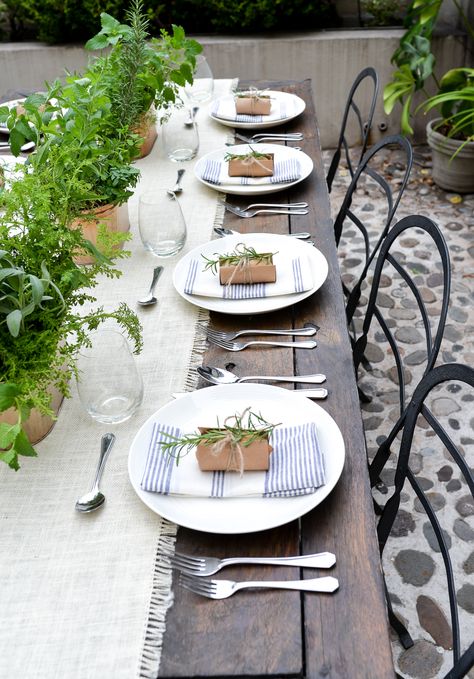 Garden Party | Stacie Flinner #blacktwinepartyblueprint #party #gardenparty Garden Party Centerpieces, Summer Garden Party Ideas, Hamptons Vibe, Lunch Table Settings, Spring Luncheon, Garden Party Ideas, Stacie Flinner, Backyard Dinner Party, Long Lunch